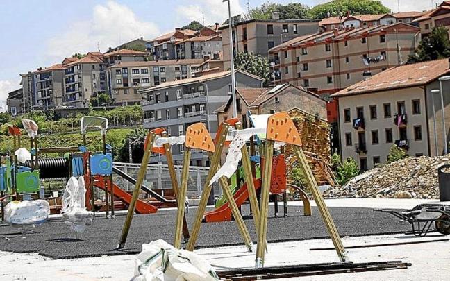 Parque infantil que está siendo instalado estos días.