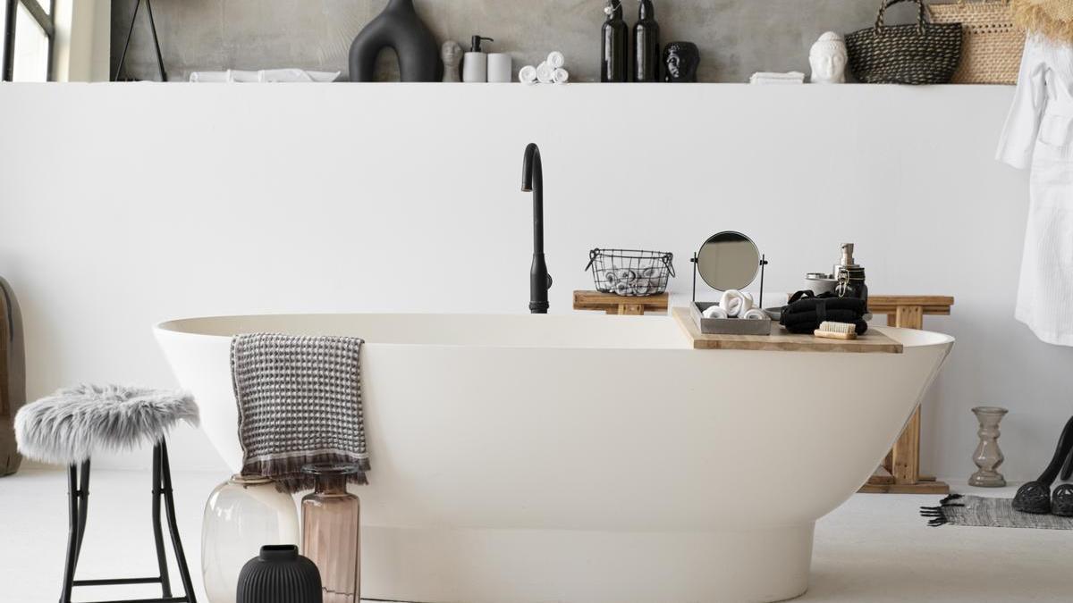 Baño con una decoración minimalista y elegante.