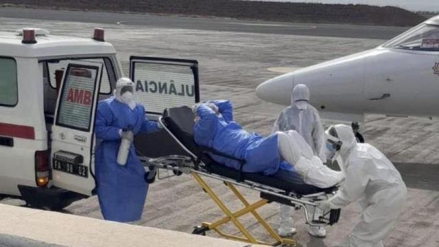 Evacuación de uno de los afectados por el hantavirus.