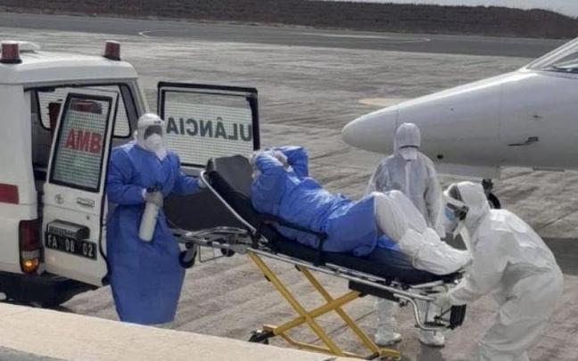 Evacuación de uno de los afectados por el hantavirus.