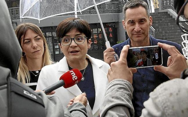 Iker Casanova tapa con el paraguas a María del Río en el acto de ayer.