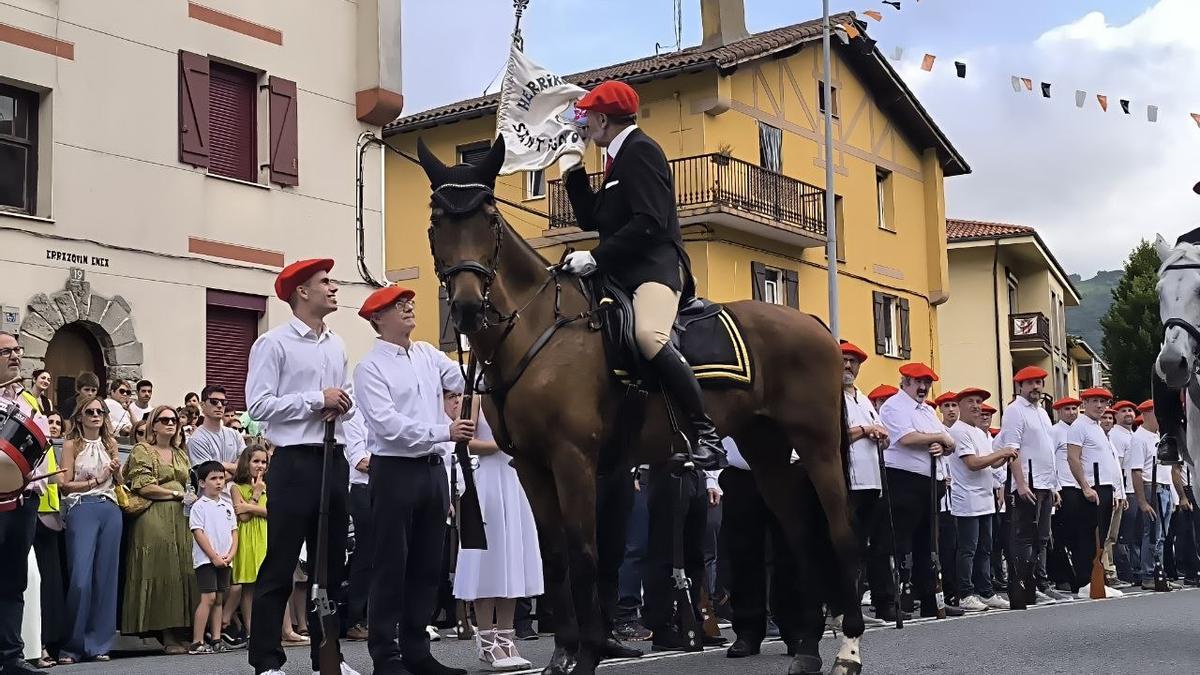 El general del Alarde tradicional, Javier García Nieto, pasando la revista de Santiago