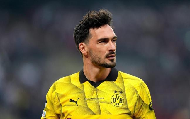 Hummels, durante un partido con el Dortmund. / EFE
