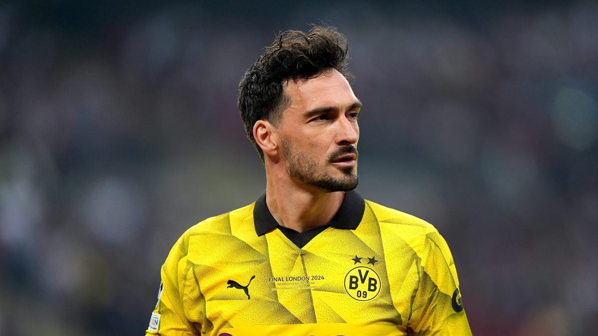 Hummels, durante un partido con el Dortmund. / EFE