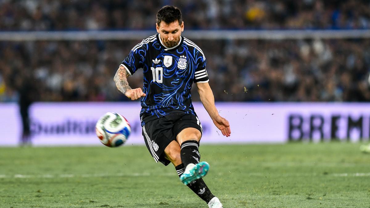 Leo Messi durante un partido amistoso entre Argentina y Mauritania en el Bombonera Stadium.