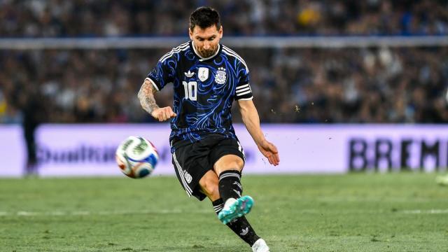Leo Messi durante un partido amistoso entre Argentina y Mauritania en el Bombonera Stadium.