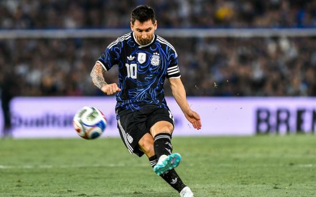 Leo Messi durante un partido amistoso entre Argentina y Mauritania en el Bombonera Stadium.