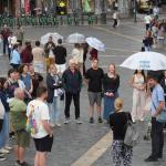 Un grupo de turistas, ayer en la plaza del Arriaga, punto de partida de un ‘free tour’
