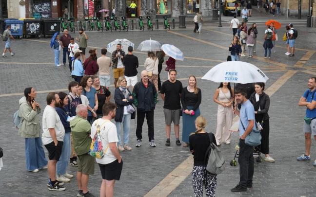 Un grupo de turistas, ayer en la plaza del Arriaga, punto de partida de un ‘free tour’