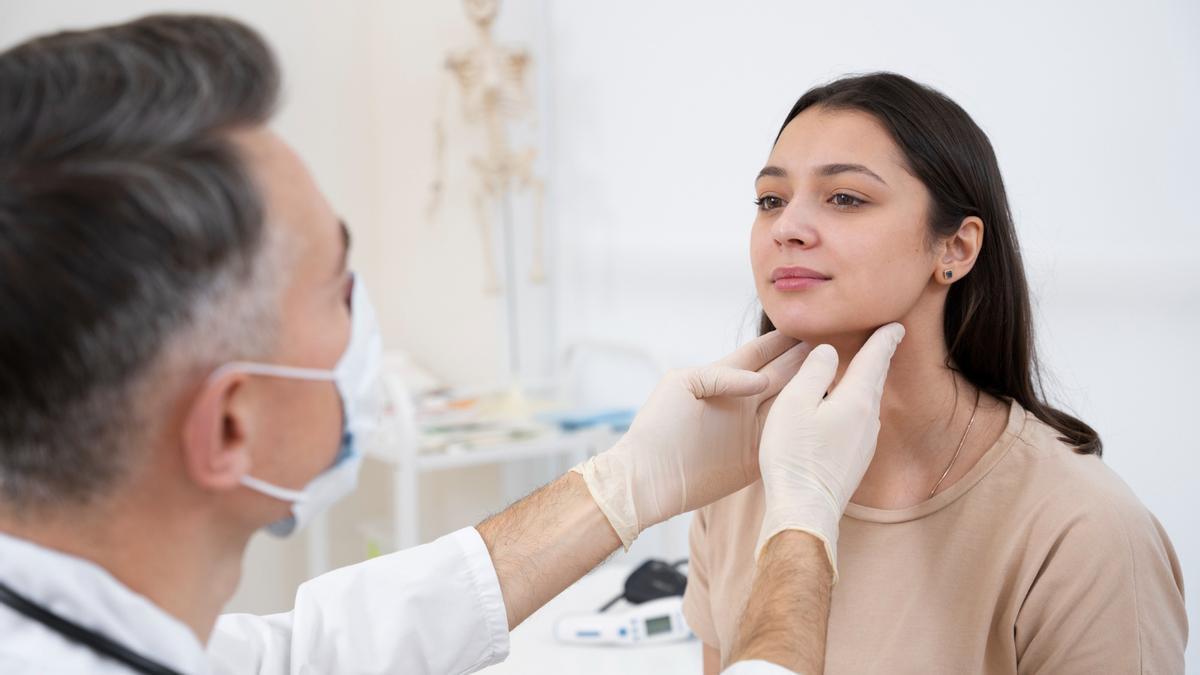 Médico realiza un chequeo médico a una jóven