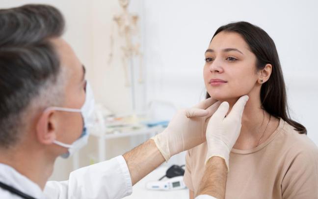 Médico realiza un chequeo médico a una jóven