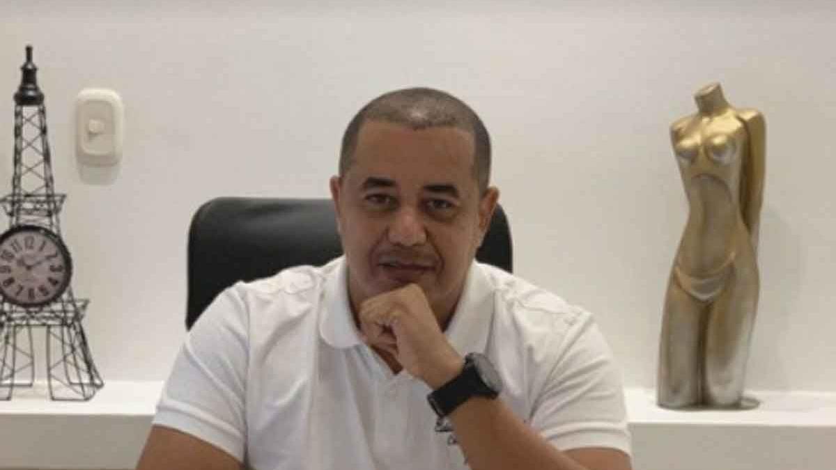 El colombiano Edwin Arrieta en su consulta.