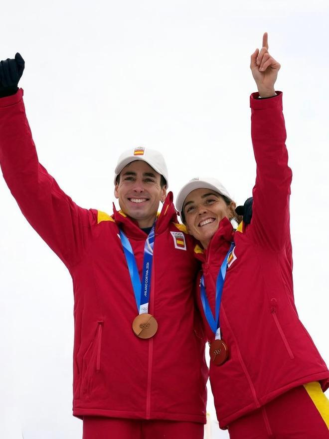 Oriol Cardona y Ana Alonso posan con la medalla de bronce lograda en el relevo mixto.