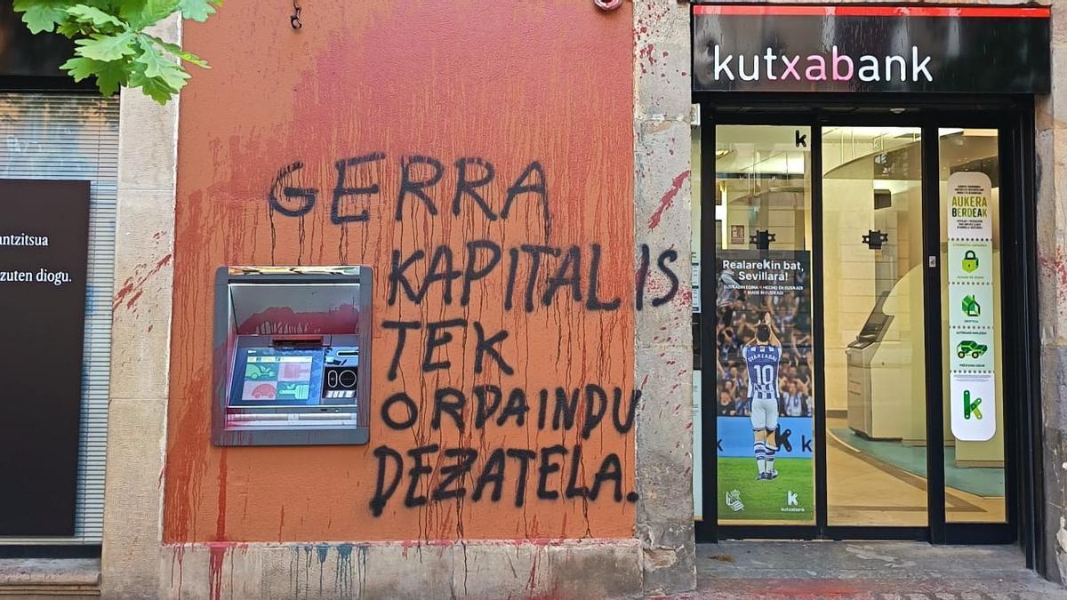 Pintadas en la calle Durana.