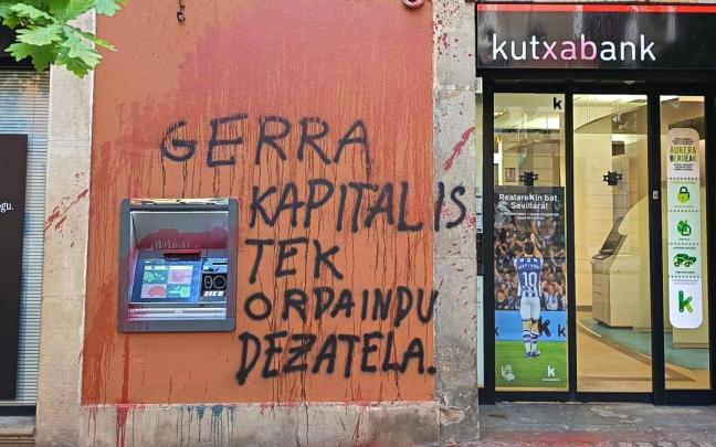 Pintadas en la calle Durana.