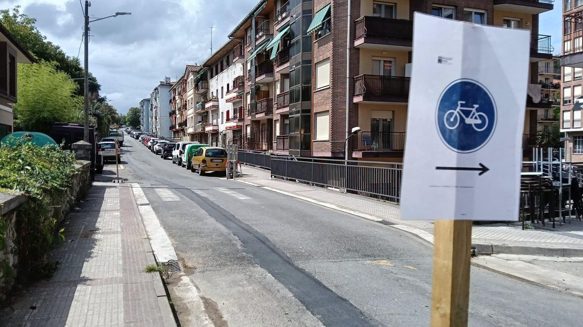 Calle Lizeaga con indicaciones para las bicicletas.