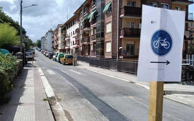 Calle Lizeaga con indicaciones para las bicicletas.