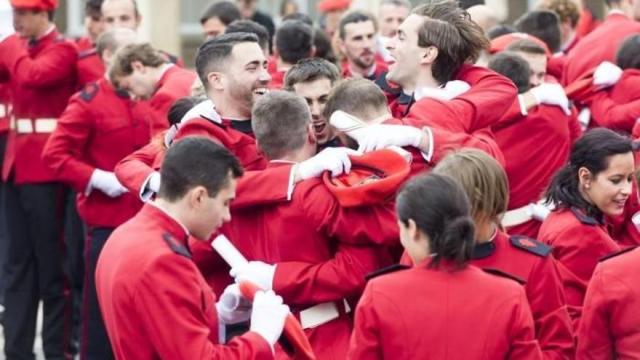Agentes de la Ertzaintza celebran la recogida de sus credenciales tras finalizar su periodo de formación en Arkaute.