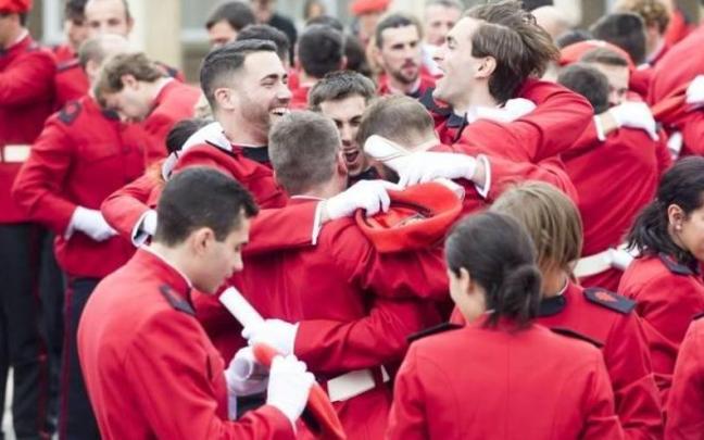 Agentes de la Ertzaintza celebran la recogida de sus credenciales tras finalizar su periodo de formación en Arkaute.