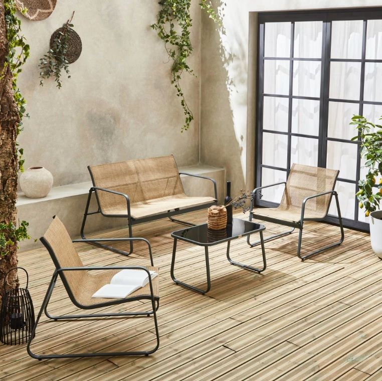 Conjunto de mesa y sillas de acero.