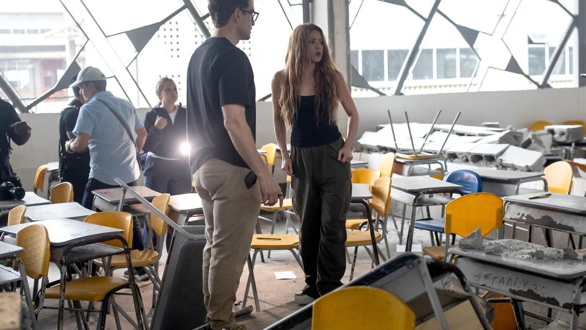 La cantante colombiana Shakira visita la Institución educativa Carrasquilla Industrial.