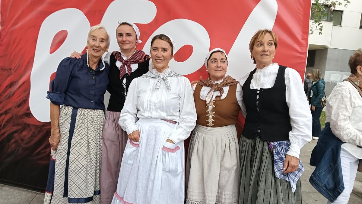 Amaia Gorritxategi y Bego Bastegieta junto a sus compañeras de Kriskitin Dantza Taldea.