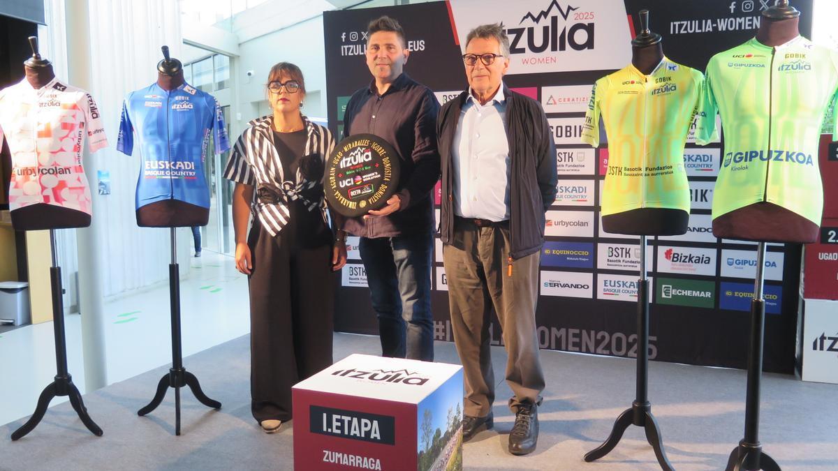 Álvarez, Serrano y Riaño, tras la presentación.