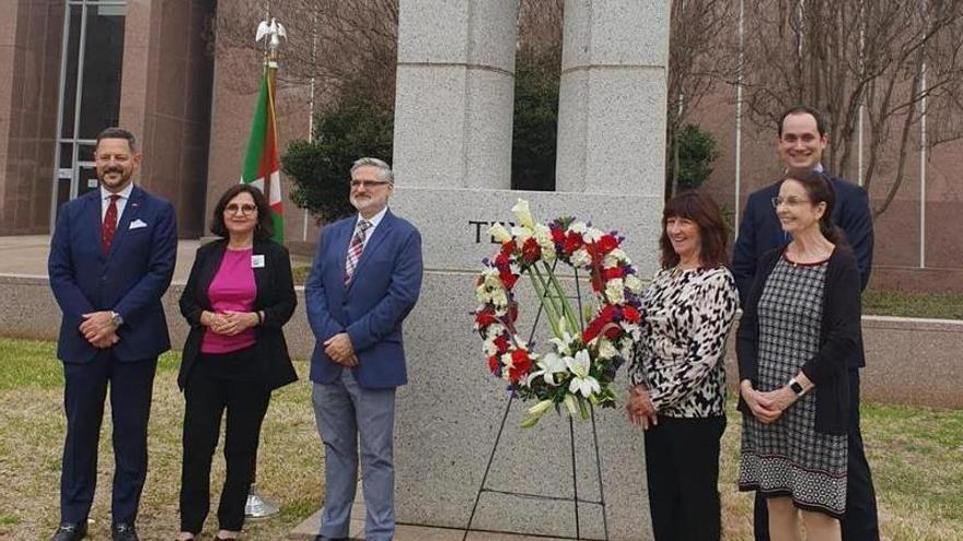 Ofrenda floral en el monolito de la IIGM en Austin (Texas), con Rafael Anchía y Pedro J. Oiarzabal.
