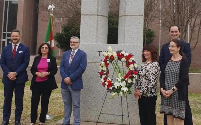 Ofrenda floral en el monolito de la IIGM en Austin (Texas), con Rafael Anchía y Pedro J. Oiarzabal.