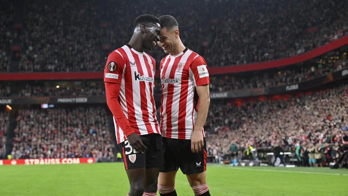 Adama Boiro celebra su gol ante el Elfsborg en compañía de Gorka Guruzeta. / PANKRA NIETO