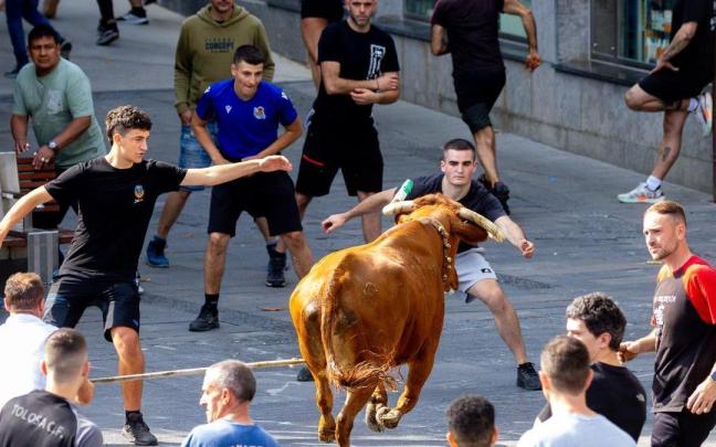 La sokamuturra ha sido protagonista este fin de semana en las fiestas de Trinidad que se han celebrado en Elgoibar, localidad vecina a Eibar.