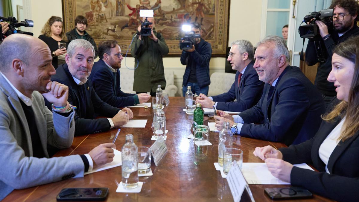 El ministro de Política Territorial y Memoria Democrática, Ángel Víctor Torres, y el presidente de Canarias, Fernando Clavijo, durante una reunión.