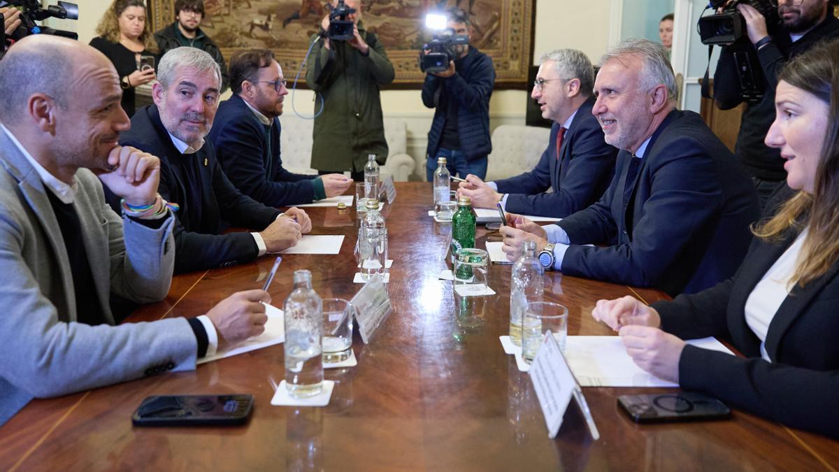 El ministro de Política Territorial y Memoria Democrática, Ángel Víctor Torres, y el presidente de Canarias, Fernando Clavijo, durante una reunión