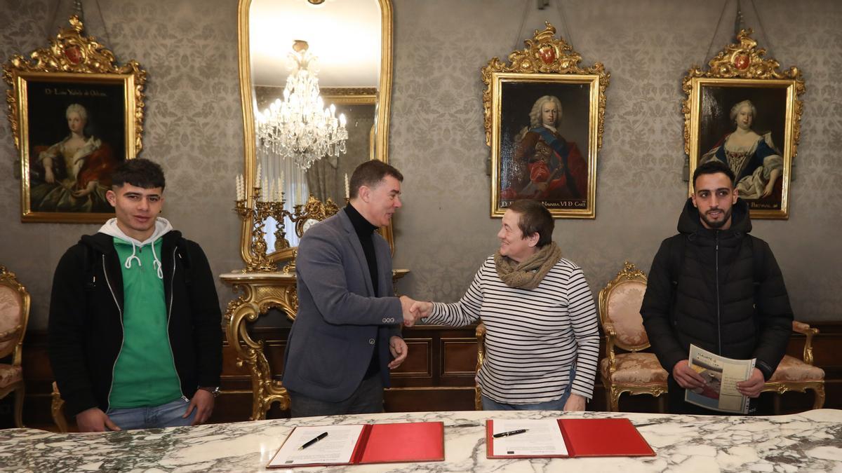 Los jóvenes Hamsa y Ranzi junto al consejero Santos y la coordinadora de ELKARTE, Idoia Gárate en la firma del convenio