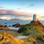 Faro situado en el lugar donde oraba la santa Dwynwen.