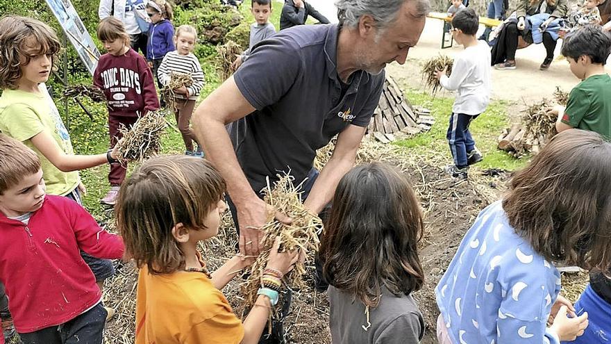 Los txikis ayudaron a tapar con paja la txondorra que preparó el ferrón Luisma Turuelo.