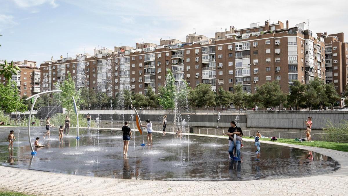 Varios menores se refrescan en Madrid durante la ola de calor del pasado abril.