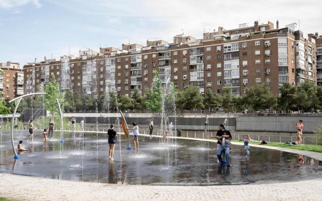 Varios menores se refrescan en Madrid durante la ola de calor del pasado abril.