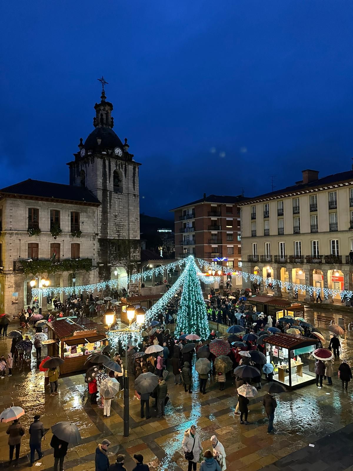 Ambiente navideño en la Herriko Plaza de Laudio
