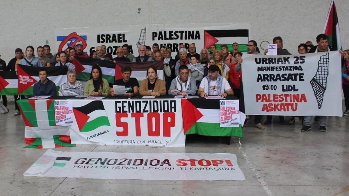 Representantes de Debagoieneko Palestinaren Aldeko Sarea en la presentación de la iniciativa, que tuvo lugar en el frontón del barrio de Elorregi.