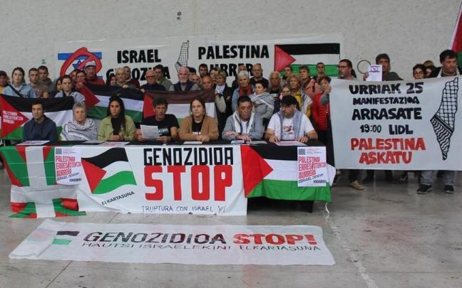 Representantes de Debagoieneko Palestinaren Aldeko Sarea en la presentación de la iniciativa, que tuvo lugar en el frontón del barrio de Elorregi.
