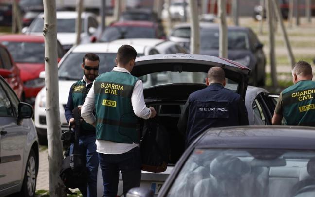 Un agente de la Europol y varios agentes de la Guardia Civil salen de la RFEF, 20 de marzo de 2024.