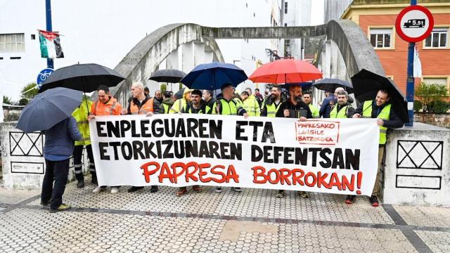 Trabajadores de Papresa de Errenteria en una concentración.