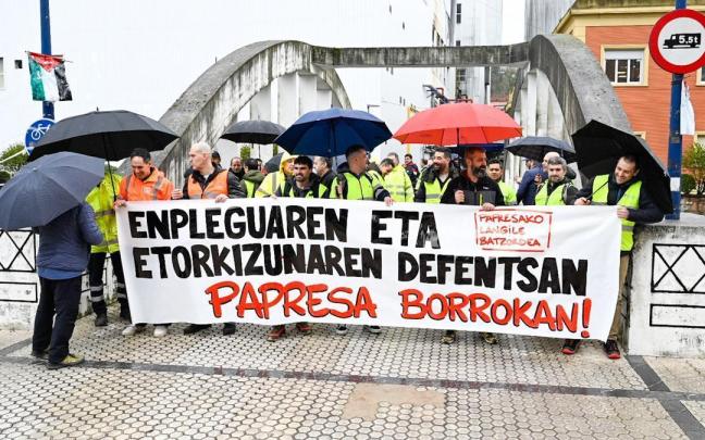 Trabajadores de Papresa de Errenteria en una concentración.