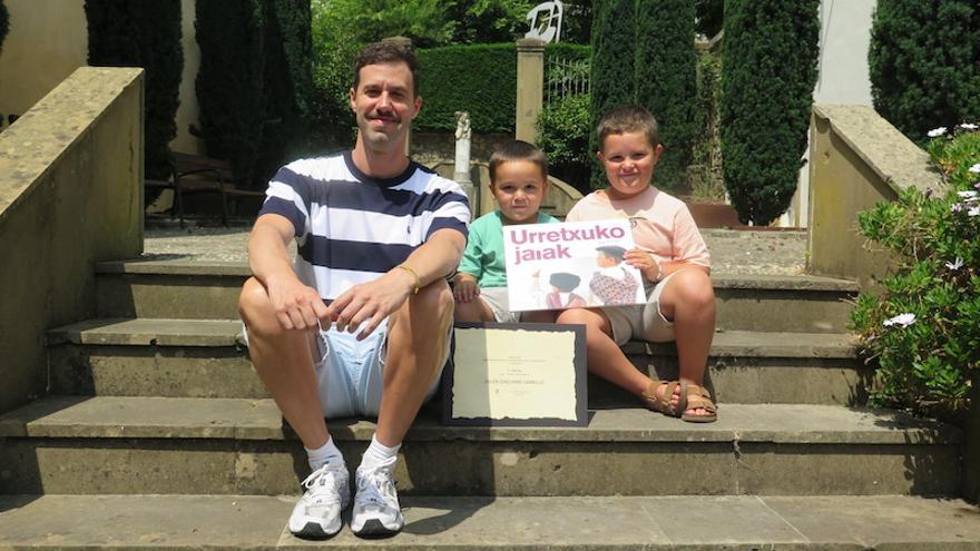 Julen Izagirre, con sus sobrinos Iker y Jokin.