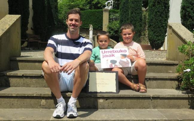 Julen Izagirre, con sus sobrinos Iker y Jokin.