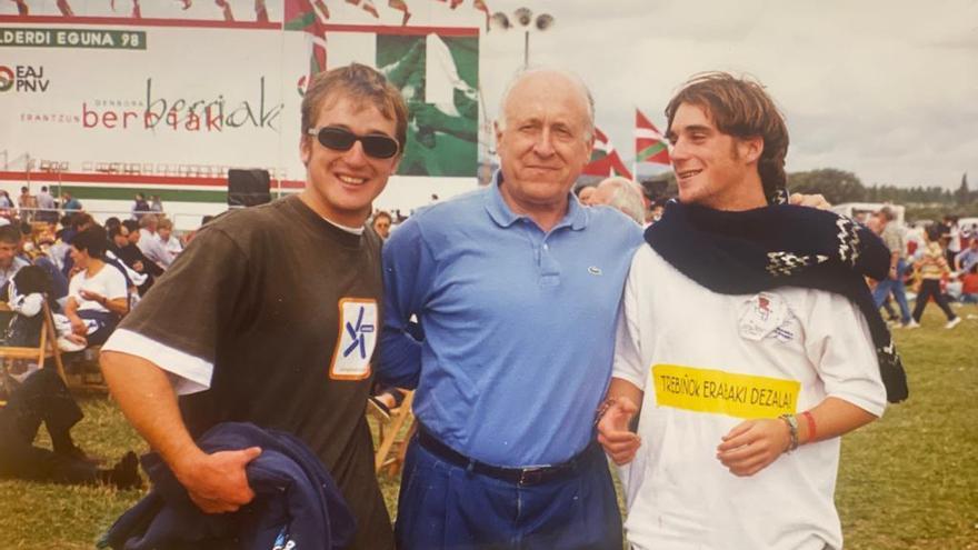 Iker Goriria junto a Xabier Arzalluz.