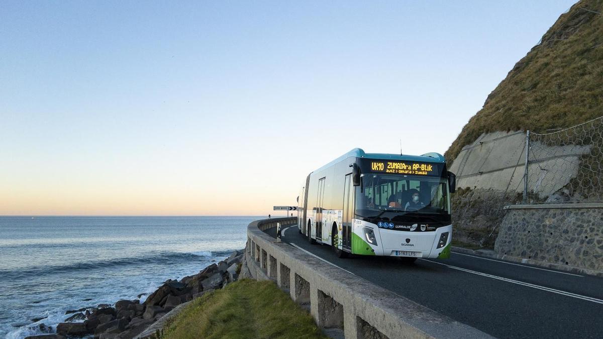 Un autobús de Lurraldebus circula por la N-634 en dirección a Zumaia.