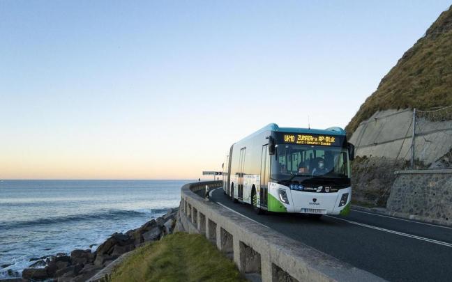 Un autobús de Lurraldebus circula por la N-634 en dirección a Zumaia.