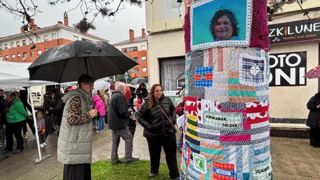 El árbol decorado muestra la imagen de Marisa Amundarain en su memoria y en recuerdo a su aportación
